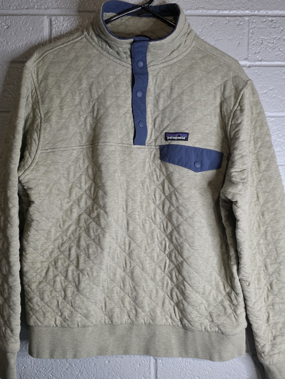 Patagonia Organic Cotton Quilt Snap-T Pullover in a light beige/oatmeal.